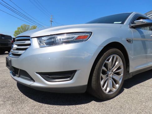 Used 2015 Ford Taurus Limited FWD image 32