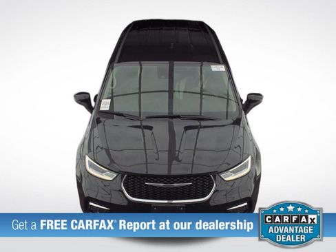 Used 2023 Chrysler Pacifica Touring-L image 2