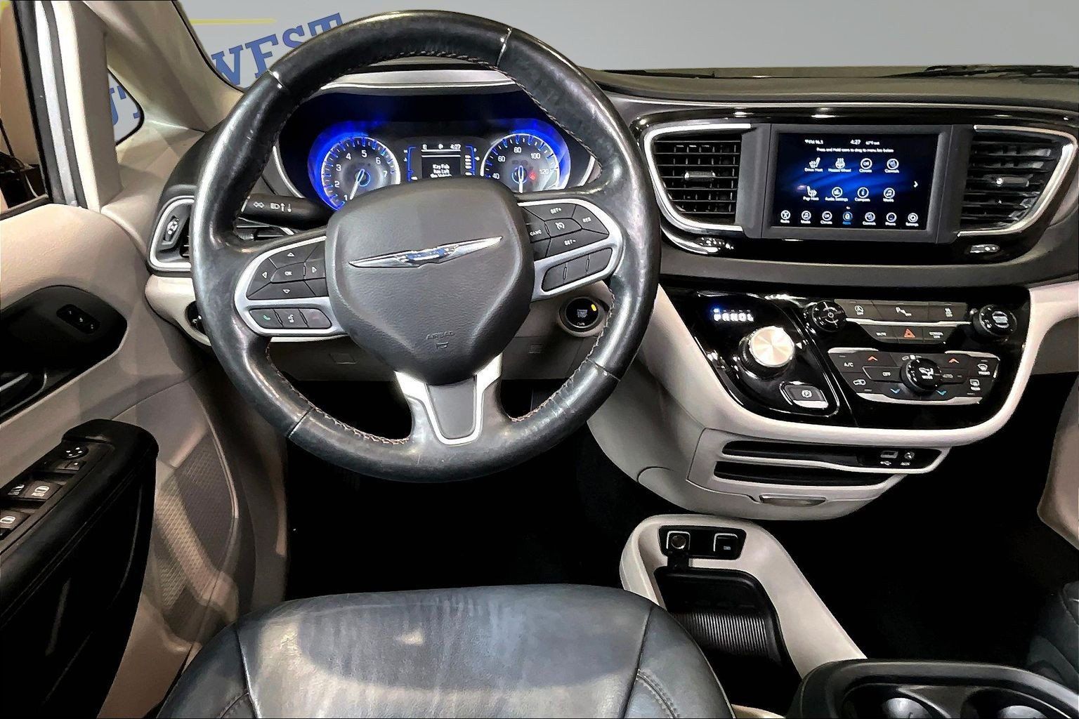 Used 2020 Chrysler Pacifica Touring-L w/ Tire & Wheel Group FWD image 9