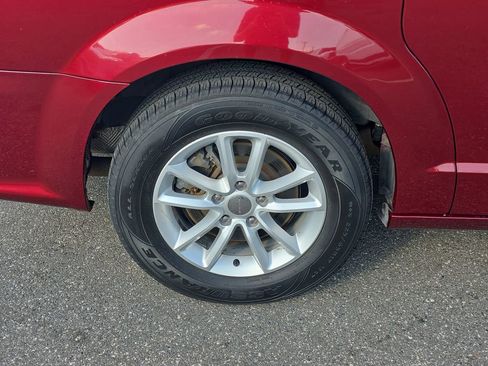 Used 2019 Dodge Grand Caravan SXT image 5