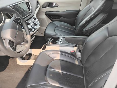 Used 2023 Chrysler Pacifica Touring-L FWD image 9