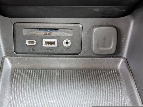 Used 2024 GMC Terrain SLT image 16