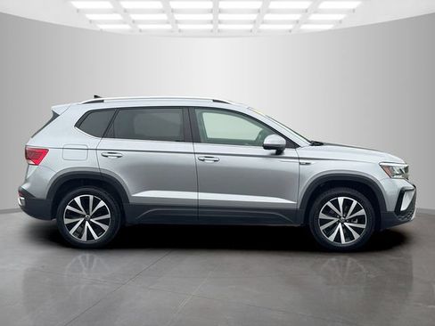 Used 2024 Volkswagen Taos SE FWD image 8