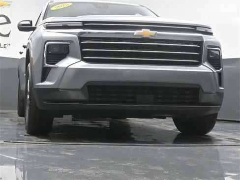 Used 2025 Chevrolet Traverse LT image 3