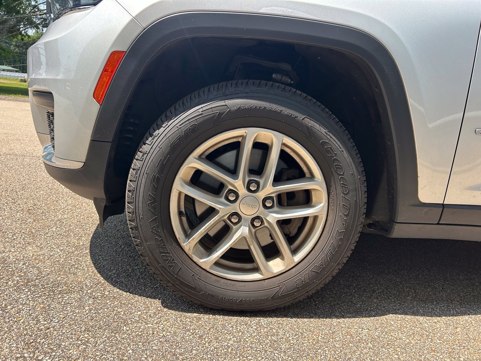 Used 2023 Jeep Grand Cherokee L Laredo AWD/4WD image 8