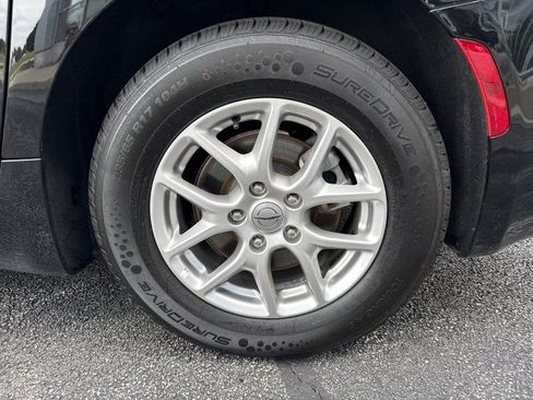 Used 2025 Chrysler Pacifica Select FWD image 11