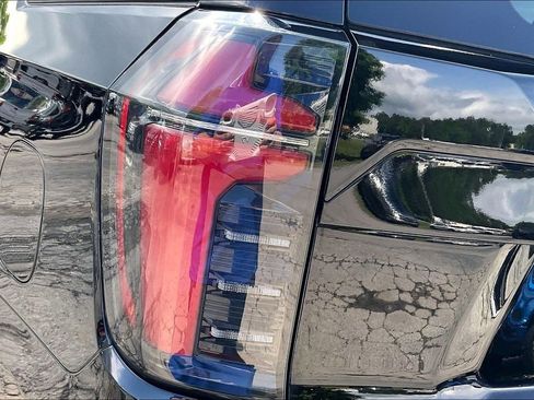 Used 2025 Chevrolet Suburban Z71 AWD/4WD image 23