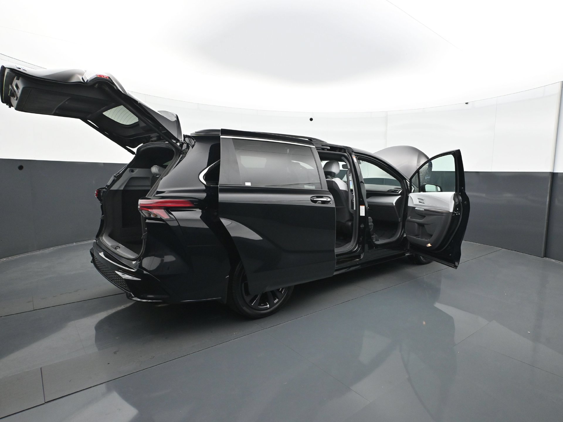 Used 2022 Toyota Sienna XSE FWD image 35