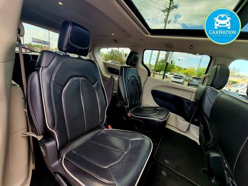 Used 2023 Chrysler Pacifica Limited image 10