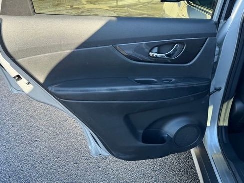 Used 2019 Nissan Rogue SV w/ Premium Package image 14