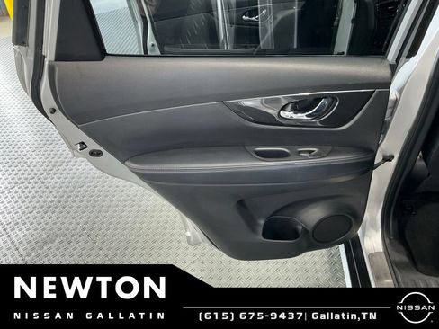 Used 2020 Nissan Rogue SV FWD image 38