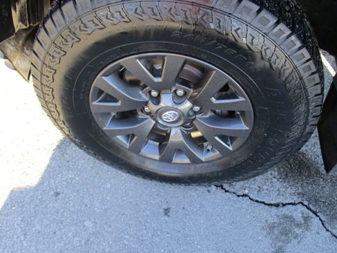 Used 2020 Toyota Tacoma SR5 image 9