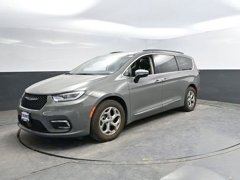 Used 2023 Chrysler Pacifica Limited FWD image 5