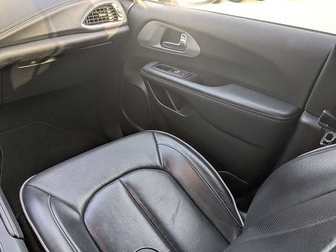 Used 2025 Chrysler Pacifica Limited FWD image 17