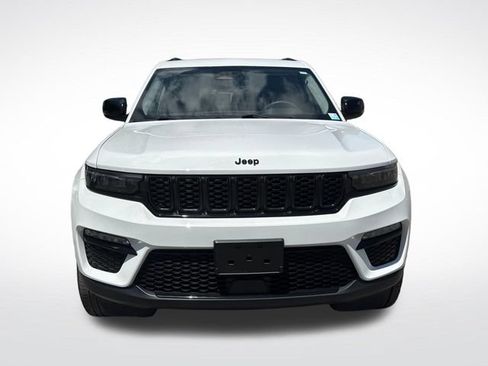 Used 2023 Jeep Grand Cherokee Limited w/ Black Appearance Package AWD/4WD image 10