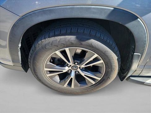 Used 2016 Toyota Highlander XLE image 9