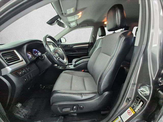 Used 2018 Toyota Highlander Plus AWD/4WD image 16