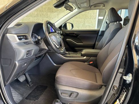 Used 2025 Toyota Highlander LE FWD image 28
