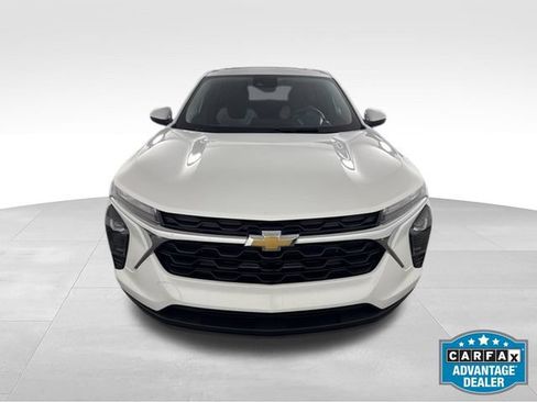 Used 2024 Chevrolet Trax LS w/ LS Convenience Package FWD image 2