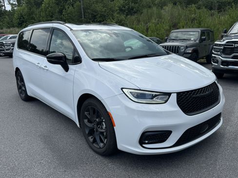 Used 2025 Chrysler Pacifica Limited FWD image 3
