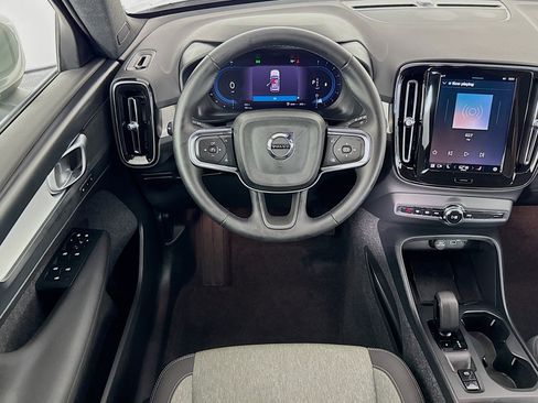 Used 2025 Volvo XC40 B5 Core image 16