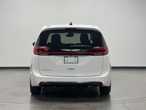 New 2026 Chrysler Pacifica Select image 7