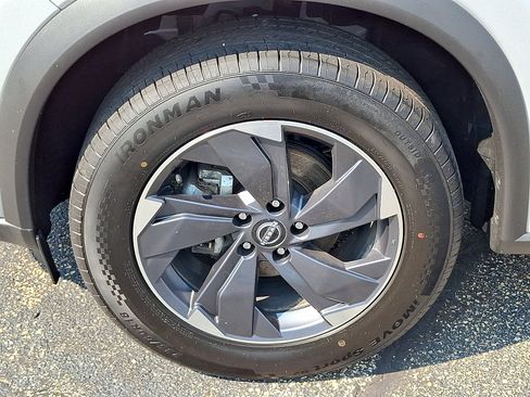 Used 2025 Nissan Rogue SV FWD image 8