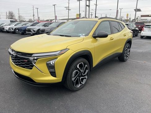 Used 2024 Chevrolet Trax RS w/ Sunroof Package image 3