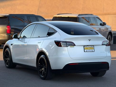 Used 2021 Tesla Model Y Long Range image 5