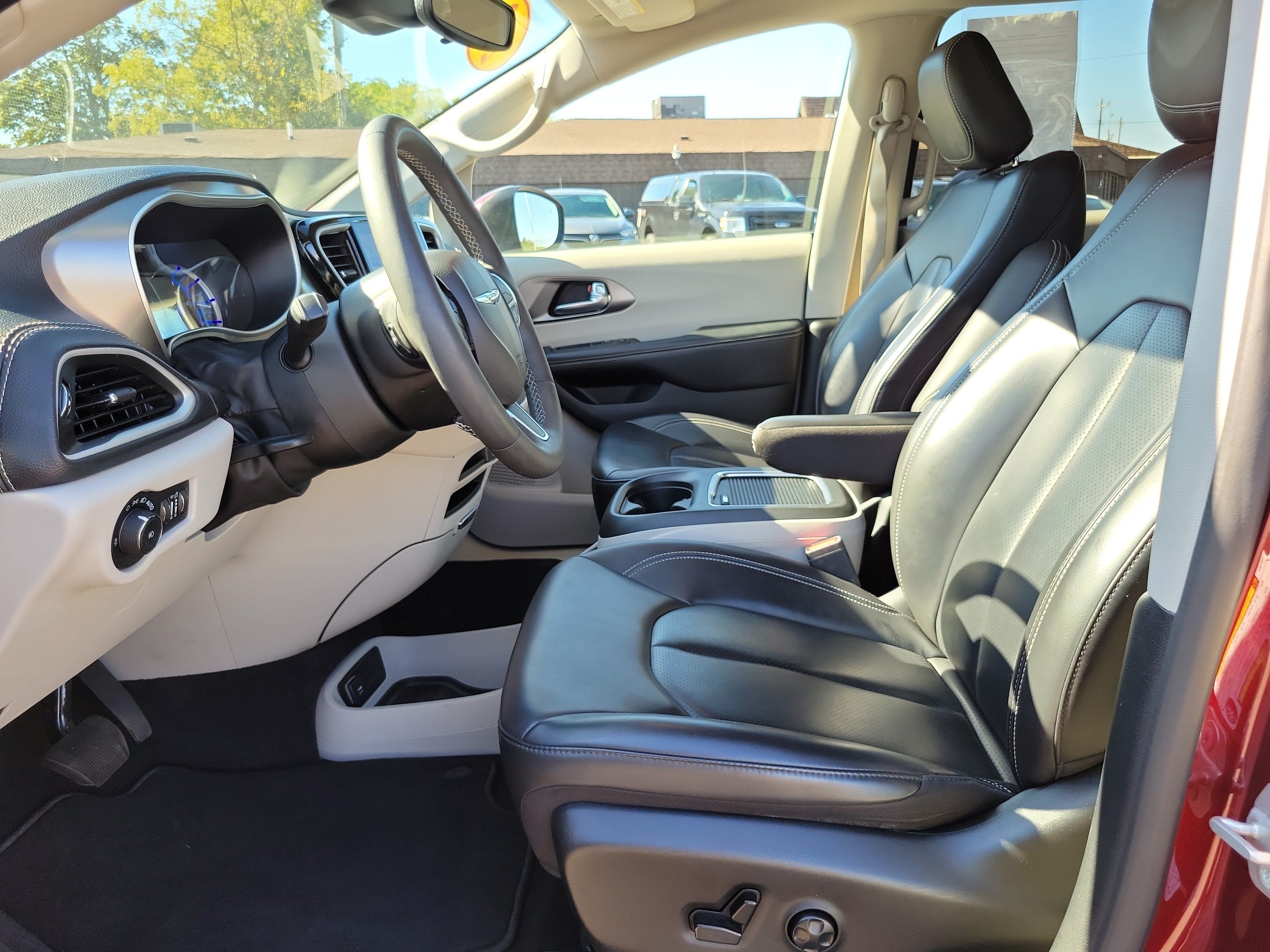 Used 2023 Chrysler Pacifica Touring-L FWD image 8