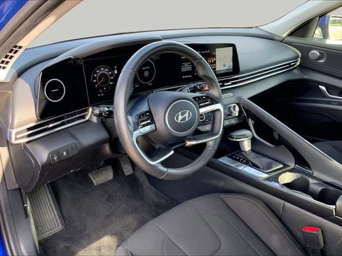 Used 2025 Hyundai Elantra SEL FWD image 17