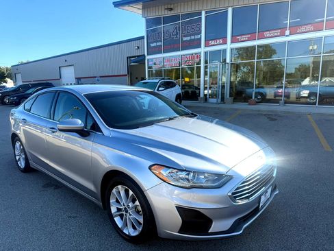 Used 2020 Ford Fusion SE image 3