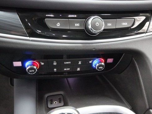 Used 2019 Buick Enclave Essence image 20