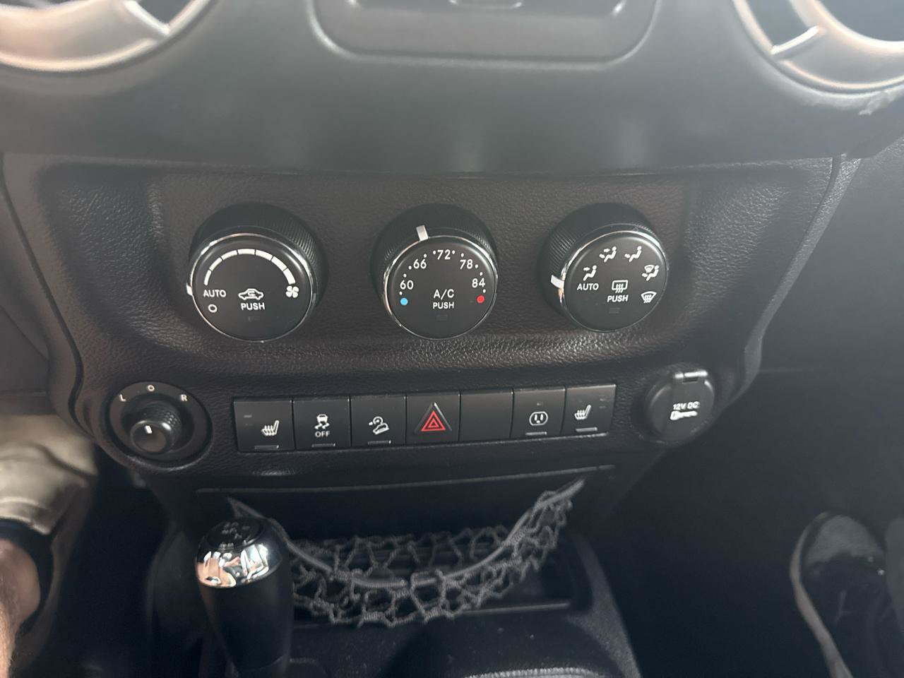 Used 2016 Jeep Wrangler Unlimited Rubicon AWD/4WD image 38