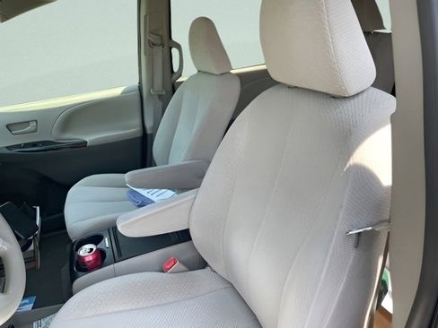 Used 2014 Toyota Sienna LE FWD image 17