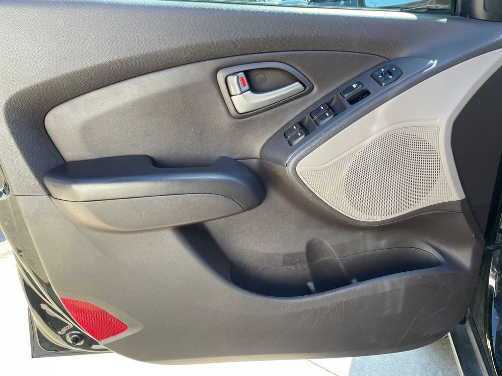 Used 2011 Hyundai Tucson Limited FWD image 15