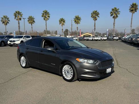 Used 2016 Ford Fusion SE image 2