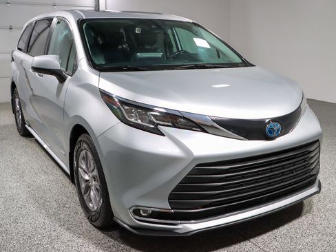Used 2021 Toyota Sienna XLE image 5