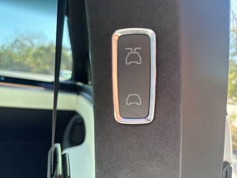 Used 2022 Tesla Model X image 38