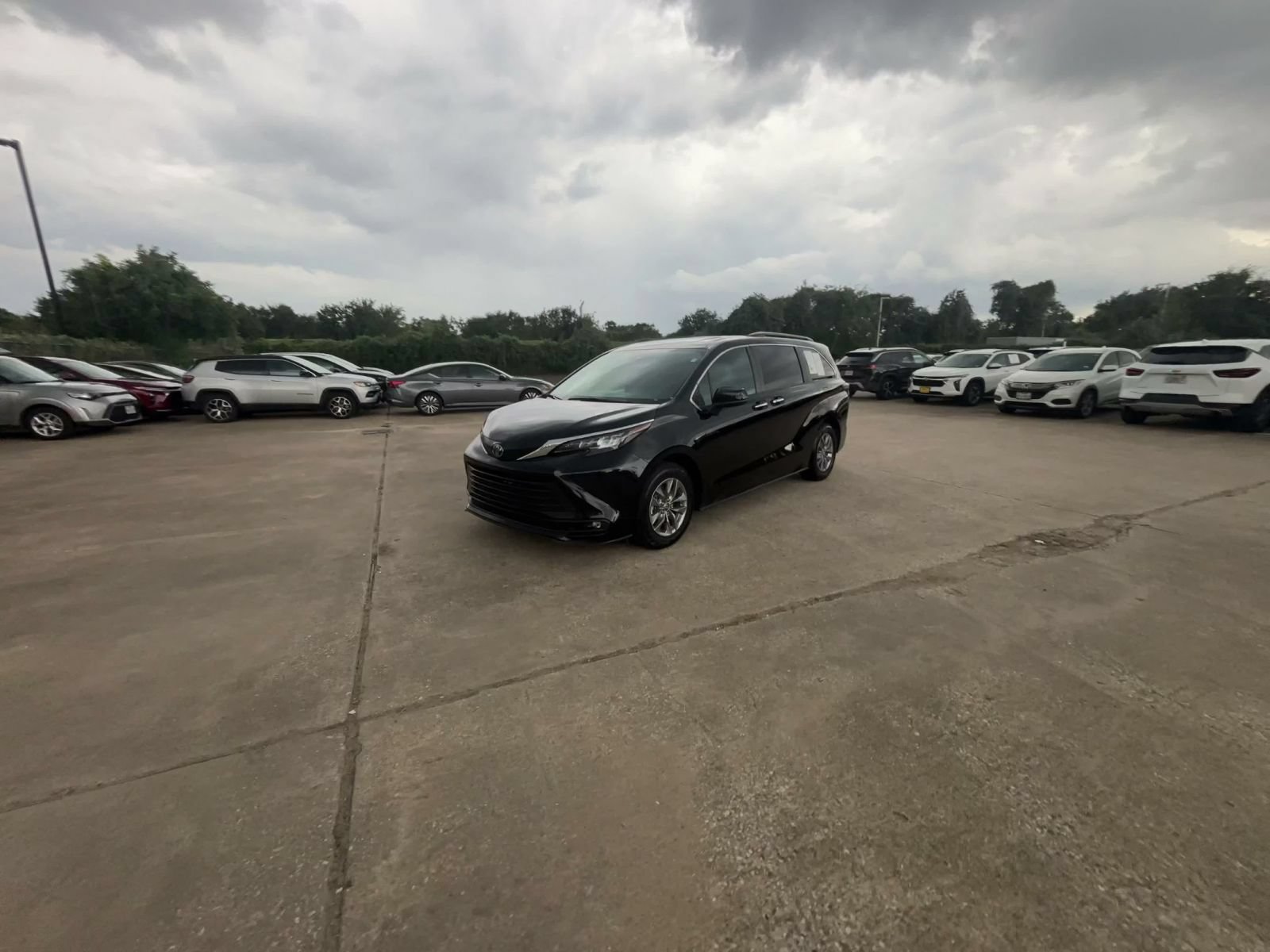 Used 2025 Toyota Sienna XLE FWD image 6