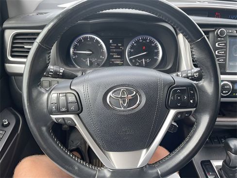 Used 2018 Toyota Highlander XLE image 17