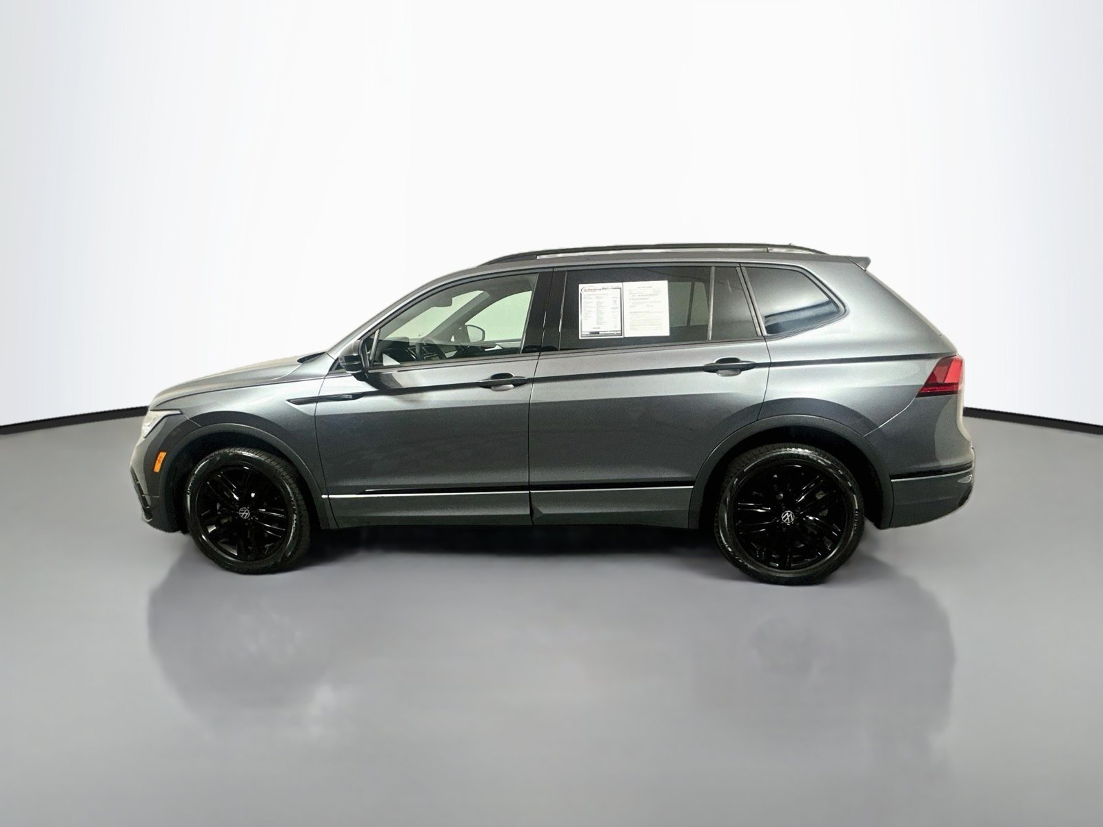 Used 2022 Volkswagen Tiguan SE R-Line AWD/4WD image 4