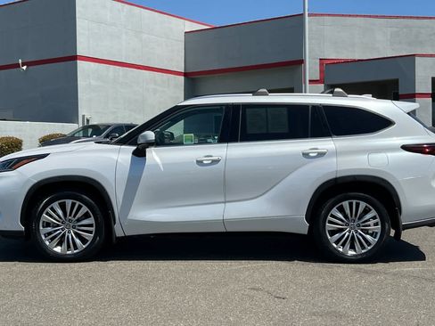 Certified 2024 Toyota Highlander Platinum AWD/4WD image 9