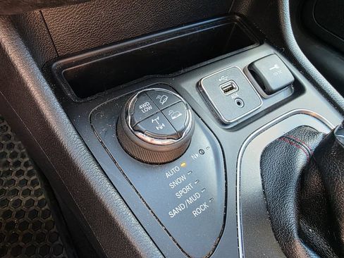 Used 2019 Jeep Cherokee Trailhawk AWD/4WD image 20