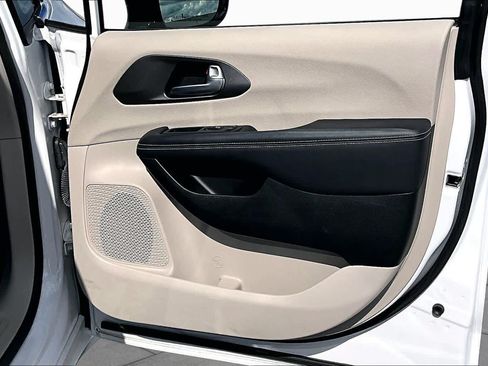 Used 2024 Chrysler Pacifica Limited FWD image 23