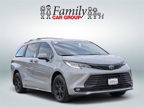Used 2025 Toyota Sienna XLE Woodland Edition image 2