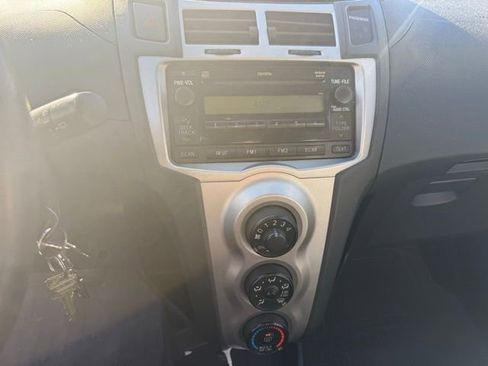 Used 2009 Toyota Yaris 4-Door Hatchback image 4