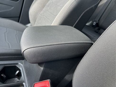 Certified 2025 Volkswagen Taos SE image 36