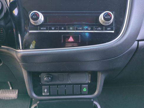 Used 2020 Mitsubishi Outlander ES image 56