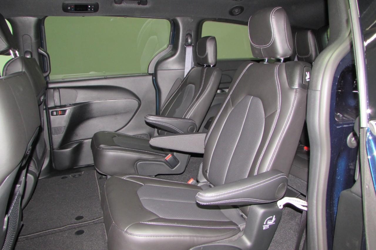New 2025 Chrysler Pacifica Select FWD image 23